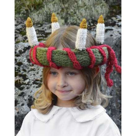 Little Lucia by DROPS Design - Luciakrone Hækleopskrift 63 cm Little Lucia by DROPS Design - Luciakrone Hækleopskrift 63 cm