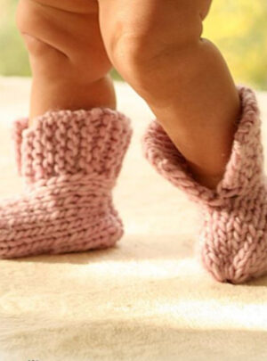 Little Peach by DROPS Design - Baby Poncho og Tøfler Strikkeopskrift str. 1/3 mdr - 3/4 år