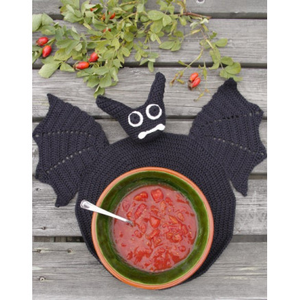 Lunch With Vlad by DROPS Design - Dækkeserviet Hækleopskrift 26 cm Lunch With Vlad by DROPS Design - Dækkeserviet Hækleopskrift 26 cm