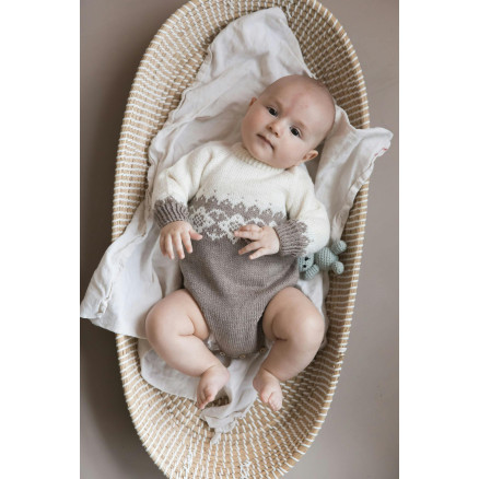 Maisie Body af House of Yarns - Baby Dragt Strikkeopskrift Str. 44-80 Maisie Body af House of Yarns - Baby Dragt Strikkeopskrift Str. 44-80