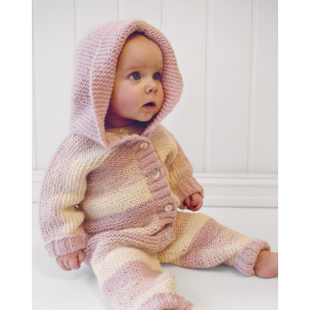 Playdate by DROPS Design - Babydragt med hætte Strikkeopskrift str. 0/3 mdr - 3/4 år Playdate by DROPS Design - Babydragt med hætte Strikkeopskrift str. 0/3 mdr - 3/4 år