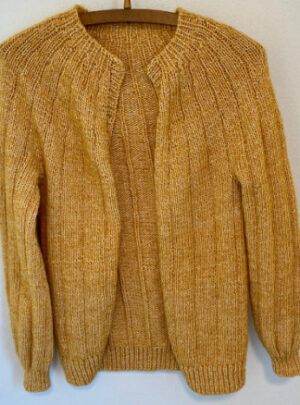 Sevenone Cardigan af Knit by Nees - Garnpakke til Sevenone Cardigan Str. S-XL.