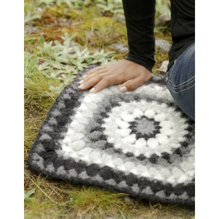Slate Rose by DROPS Design - Siddeunderlag Hækleopskrift 36x36 cm Slate Rose by DROPS Design - Siddeunderlag Hækleopskrift 36x36 cm