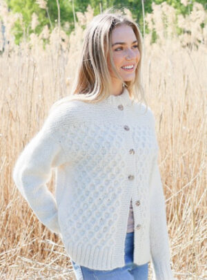 Snowy Bee Cardigan by DROPS Design - Cardigan Strikkeopskrift str. S - XXXL