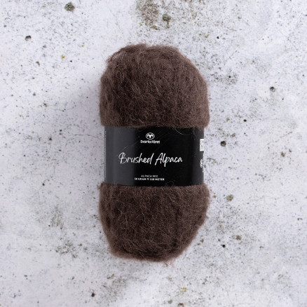 Svarta Fåret Brushed Alpaca Garn 09 Espresso Martini Svarta Fåret Brushed Alpaca Garn 09 Espresso Martini