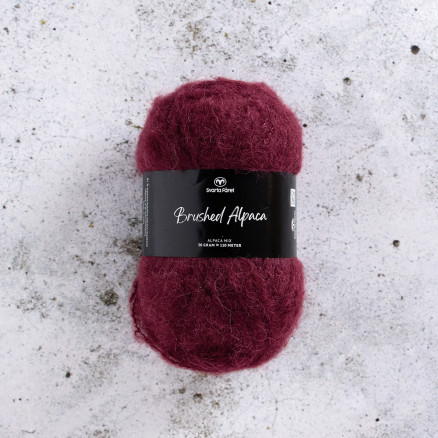 Svarta Fåret Brushed Alpaca Garn 20 Vinrød Svarta Fåret Brushed Alpaca Garn 20 Vinrød