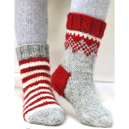 Twinkle Toes by DROPS Design 4 - Julesokker Grå med mønster på skaftet Strikkeopskrift str. 22/23 - 41/43 Twinkle Toes by DROPS Design 4 - Julesokker Grå med mønster på skaftet Strikkeopskrift str. 22/23 - 41/43